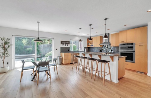 Beaverton House | 4 Bedroom Serene Escape for the Family with Dedicated Office and Loft Office