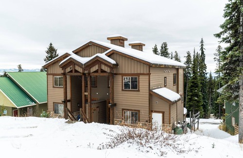 Snow Pine Estates Ski Chalet | 4 bedroom, Ski-in/ski-out, brand new private hot tub, Family friendly,