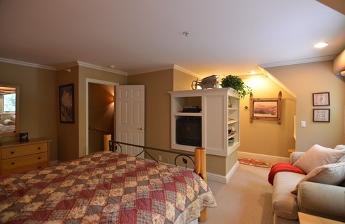 Ludlow Condo | 4-Bedroom Ski-in/Ski-out Condo with hot tub in Okemo Ledgewood