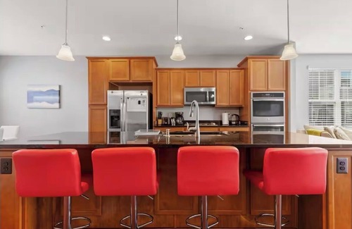 Northeast House | 4-bedroom townhome in amazing Washington with AC, WiFi