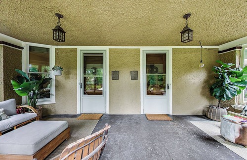 Oak Park House | 4-bedroom townhome in Frank Lloyd Wright District-FREE PARKING, Patio, Yard