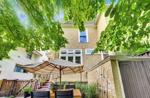 Oak Park House | 4-bedroom townhome in Frank Lloyd Wright District-FREE PARKING, Patio, Yard
