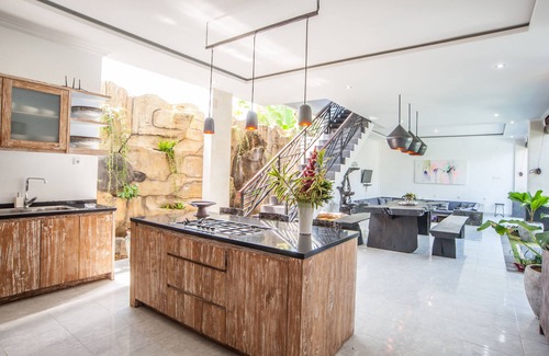 Padonan Villa | 4 Bedroom villa with rice paddy views