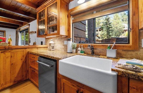 Fox Farm House | 4 Bedroom with AC Pool Table Great Backyard Firepit BBQ Spa Putting Green Games