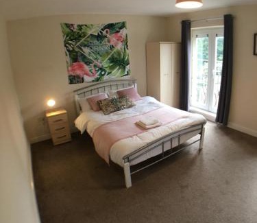 Frampton House | 4 Bedrooms, 3 Bathrooms, Comfy beds, 5 Netflix TVs & VAN PARKING