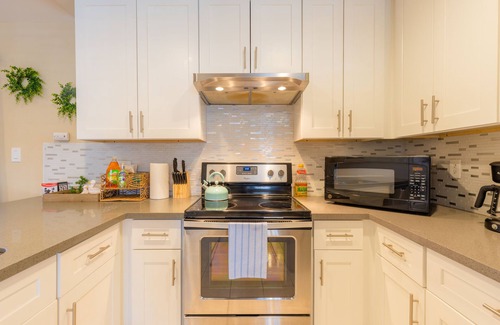 Chinatown House | 4 bedrooms entire house with pool 10 min to strip. 31 nights minimum stay.