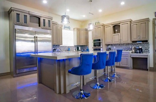 Palmhurst House | 4 Bedrooms/Pool/Game room/Massive Kitchen