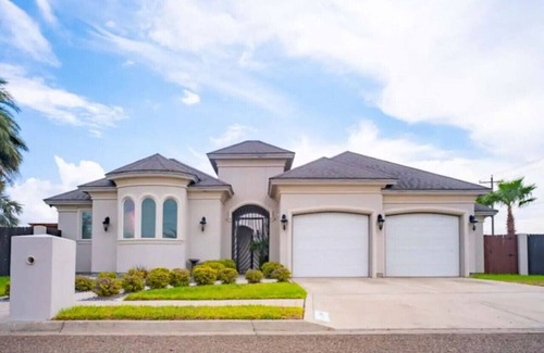 Palmhurst House | 4 Bedrooms/Pool/Game room/Massive Kitchen
