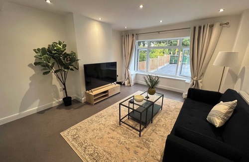 Manton House | 4 Beds House Coventry Sleep 7 With 3parking Spaces