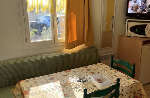 Le Castellet House | 4 berth mobile home rental in 3 star campsite