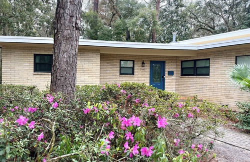 Gainesville House | 4 blocks from Ben Hill Griffin Stadium & the O’Connell Center in this 4-2.5 bath