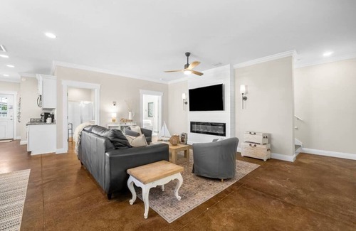 Holiday Beach House | 4 BR 2BA Beach House w/POOL sleeps 12, Cross Street to Beach!