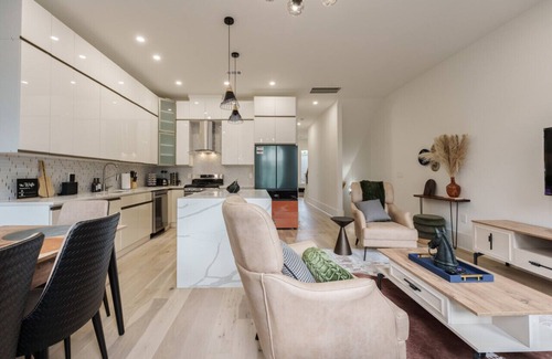 Berry Hill House | 4 br + 4 ba - Sleeps 6 - 2 Car Garage!
