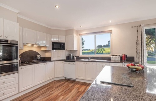 Warrnambool House | 4 BR house near beach sleeps 9