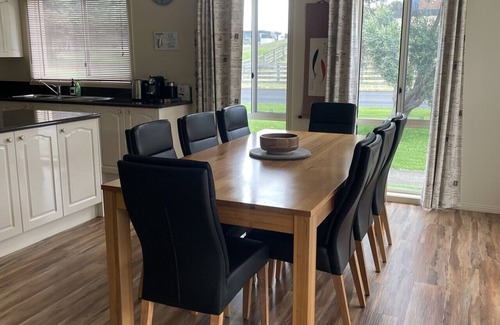 Warrnambool House | 4 BR house near beach sleeps 9
