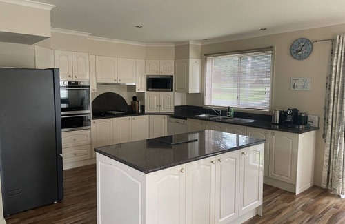 Warrnambool House | 4 BR house near beach sleeps 9