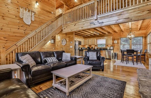 Ellijay Cabin | 4 BR+Loft, Fireplace, Hot Tub & Game Rm