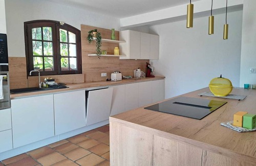 Le Cannet Villa | 4 BR Villa with Pool, Sea View, AC, Parking. - BENAKEY