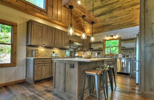 Mineral Bluff Cabin | 4 BR w Views, Private trails, hot tub, 3 king beds, EV Charger