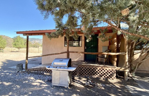 Glenwood House | #4 Casita Lobo Magico at the Catwalk, 1 BdRm ADA w Kitchen