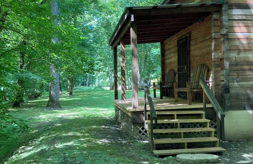 Saint Helens Cabin | #4, Charming 2-bedroom cabin in superb Beattyville with AC