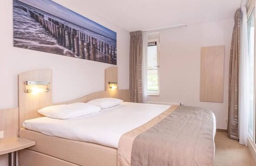 Kamperland Hotel | 4 Family Friendly Units | Pool & Spa Access | Near Theme Parks & Beach
