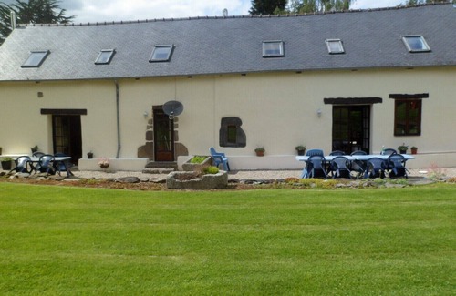 Saint-Nicolas-du-Pelem House | 4 Houses with heated pool & WIFI, Kermarch village sleeps 28 .Max 18 adults