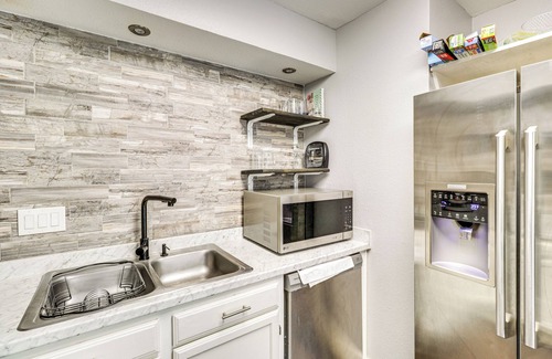Parker Lane Condo | 4 Mi to Dtwn: Gem w/Pool Access & Patio in Austin