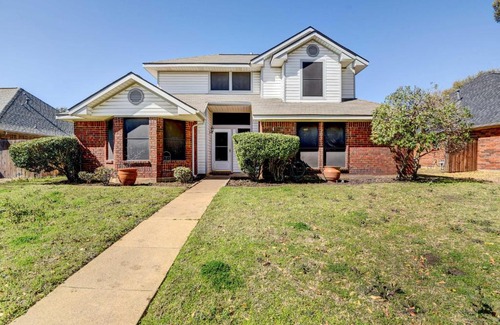 South Arlington House | 4 Mi to Joe Pool Lake Home in Grand Prairie