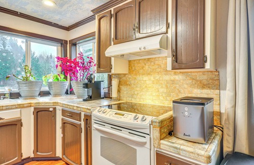 Sandy Apartment | 4 Mi to Sandy River Access: Studio w/Mtn Views!