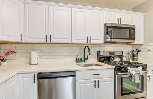 Parkville Apartment | 4 Mi to Universities: Quaint Parkville Apartment!