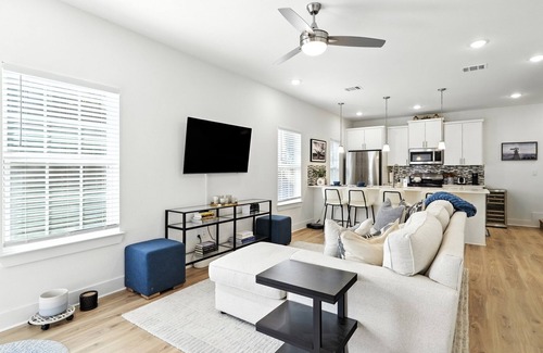 Montopolis House | 4 Min to Airport ⛳ Putting Green ✔️ 3BR Heavenly Beds ❤️ Pet & Family Friendly