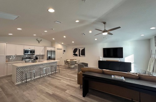 Fellowship House | 4 min to WEC, Crownwood Modern, NEW 3bd 2ba cozy townhome close to FAST