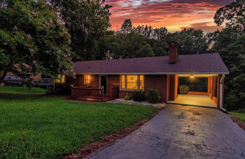 Vista Acres House | 4 mins to LU Cozy Home Game Room Fire Pit