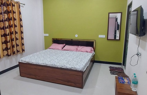 Ujjain Hotel | 4 minutes From Mahakaleshwar Temple ! Family-sized Fully Clean With Free Wifi
