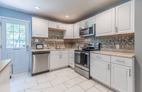 Garland House | 4 Queen Beds, Fast WiFi, Free Parking