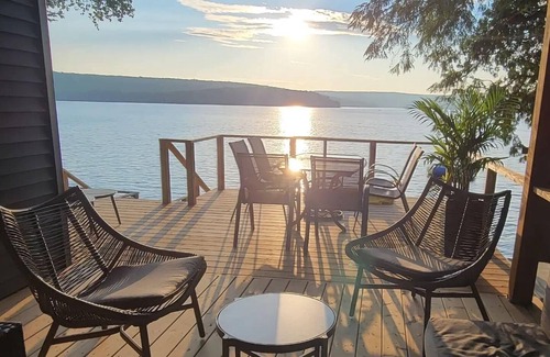 Hastings Highlands House | 4 season LAKEHOUSE on Papineau. Modern vibe, HOT TUB + expansive lake viewsn