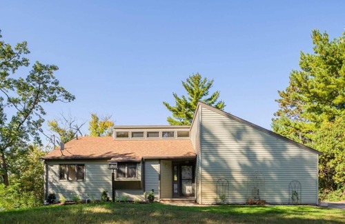 Waupaca House | 4 Seasons Lakehouse Luxury - Sleeps 12