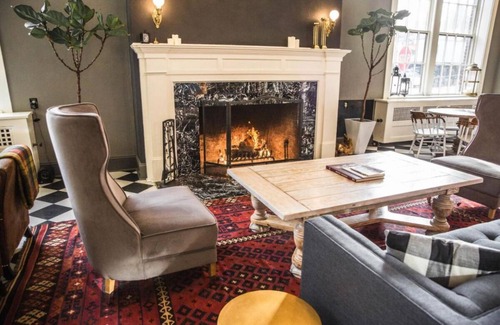 Hood River Hotel | 4 Seasons of Fun! Restaurant, Minutes to Port Marina Park and Mt. Hood Meadows