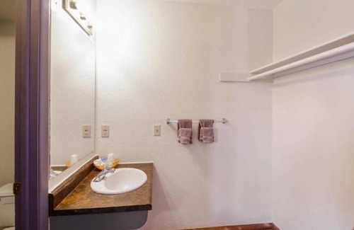 Cheyenne Wells House | 4 Sleek Units! Near Eastern Colorado Historical Society Jail Museum