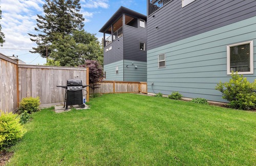 South Delridge House | 4 Square Escape Spacious, modern home with easy transit to downtown