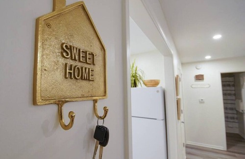 Oread Apartment | [4] StayAwhile: The Modern Retreat, Steps from Mass St!
