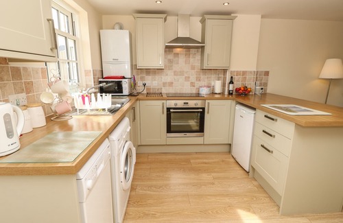 Brading Cottage | 4 THE OLD POST OFFICE MEWS, family friendly, with a garden in Brading
