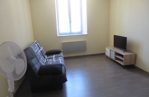 Clairvaux-les-Lacs House | 4 to 6 berth accommodation 10 mi walk from the lake