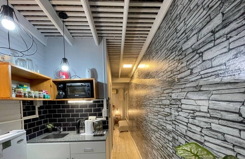 Banfield Apartment | 40 min from the Airport / modern apt in Banfield!