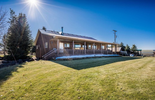 Ashton Cabin | 40 min from YNP! 18 Beds! New Bedding! Lots of parking!