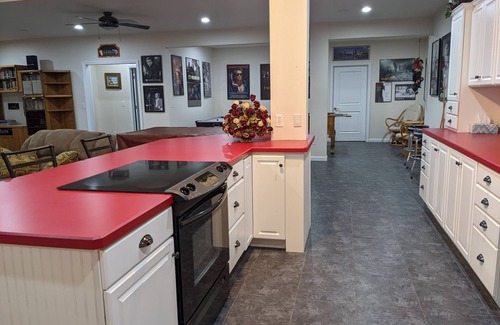 Frontier House | 4000 SQ FT, SANDY BEACH, CANOES, KAYAKS, PONTOON AND JETSKI AVAIL, A+ REVIEWS