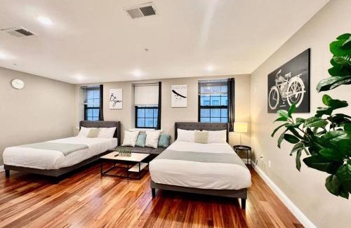 Logan Square Apartment | 406 Luxury KING BED in central city of Philad