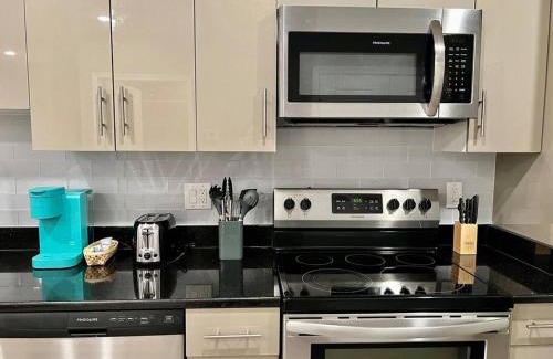 Logan Square Apartment | 406 Luxury KING BED in central city of Philad