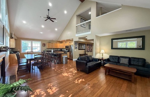 North Conway House | 42-2 Locust Lane | Sleeps 21, Pool, Hot Tub, Views